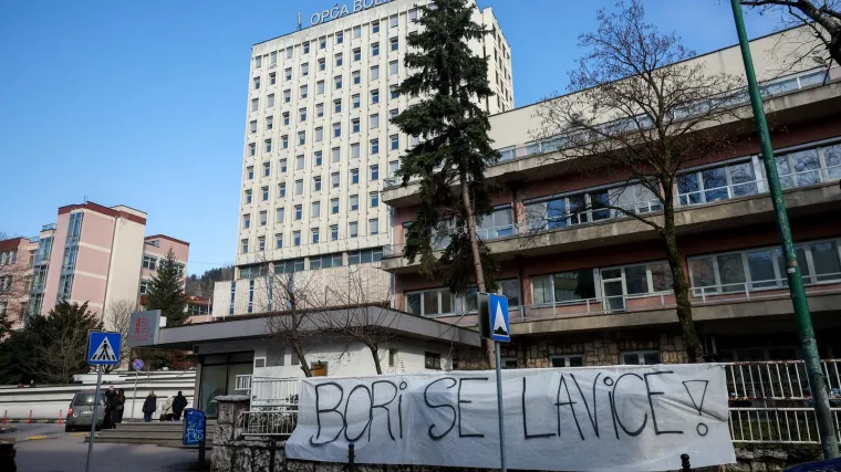 Ella (17) iz tramvaja smrti se probudila: Pogledajte emotivne poruke ispred bolnice