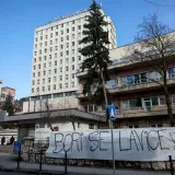 Ella (17) iz tramvaja smrti se probudila: Pogledajte emotivne poruke ispred bolnice