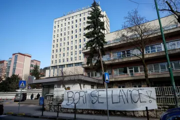 Ella (17) iz tramvaja smrti se probudila: Pogledajte emotivne poruke ispred bolnice