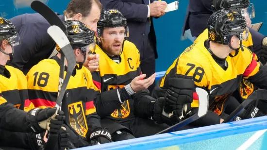 Njemački hokeja&scaron; na klupi jede, vjerovali ili ne, senf! Ipak, postoji dobar razlog za to