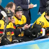 Njemački hokeja&scaron; na klupi jede, vjerovali ili ne, senf! Ipak, postoji dobar razlog za to