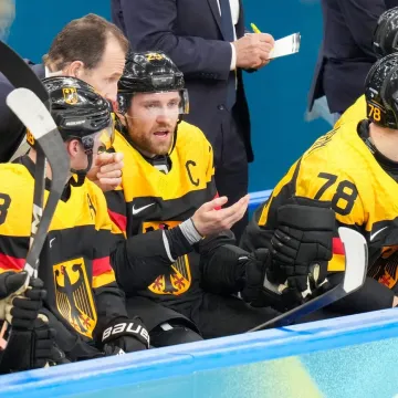 Njemački hokeja&scaron; na klupi jede, vjerovali ili ne, senf! Ipak, postoji dobar razlog za to