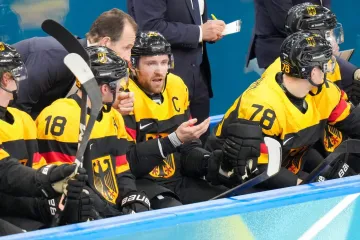 Njemački hokeja&scaron; na klupi jede, vjerovali ili ne, senf! Ipak, postoji dobar razlog za to