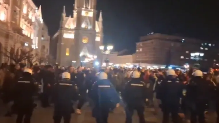 Vrije u susjedstvu: Najmanje troje ozlijeđenih, studentu razbijena glava, Vučić otkazao dolazak