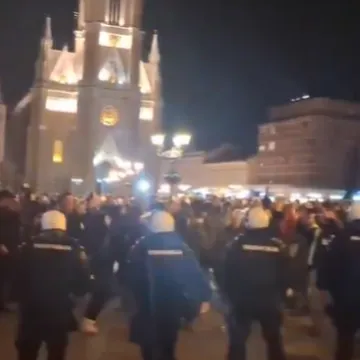 Vrije u susjedstvu: Najmanje troje ozlijeđenih, studentu razbijena glava, Vučić otkazao dolazak