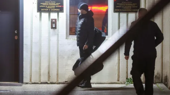 Nikola se pridružio bratu u zatvoru, a uskoro im stiže i otac, Hrvoje Petrač