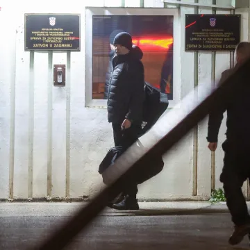 Nikola se pridružio bratu u zatvoru, a uskoro im stiže i otac, Hrvoje Petrač