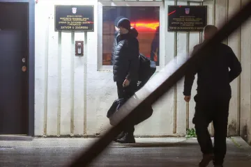 Nikola se pridružio bratu u zatvoru, a uskoro im stiže i otac, Hrvoje Petrač