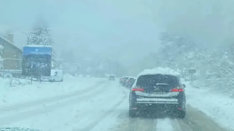 Snježni kaos u susjedstvu: Kamioni zatrpani, ceste blokirane, izdana upozorenja