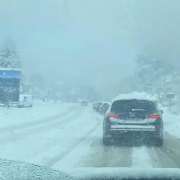 Snježni kaos u susjedstvu: Kamioni zatrpani, ceste blokirane, izdana upozorenja