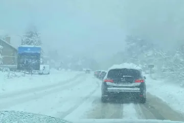 Snježni kaos u susjedstvu: Kamioni zatrpani, ceste blokirane, izdana upozorenja