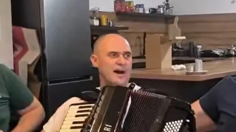 Dabro razvlači harmoniku, a pogledajte reakciju kada krene stih 'U Madridu grobnica od zlata...'
