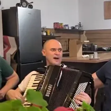 Dabro pjeva usta&scaron;ke pjesme u svako doba godine: &Scaron;iri se stara snimka, ovaj put i zasvirao