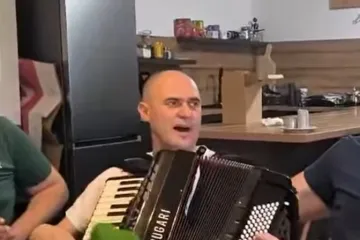 Dabro razvlači harmoniku, a pogledajte reakciju kada krene stih 'U Madridu grobnica od zlata...'