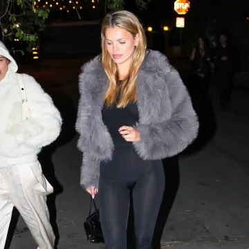 Horor u avionu: Poznata ljepotica se sru&scaron;ila usred leta, na pisti je dočekala Hitna pomoć