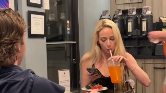 Žena sjela za krivi stol, a njezina reakcija kad je shvatila je hit