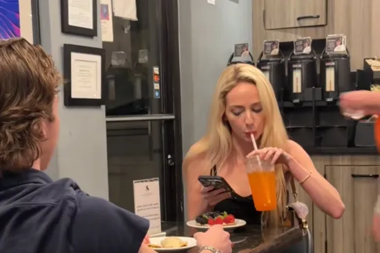 Žena sjela za krivi stol, a njezina reakcija kad je shvatila je hit