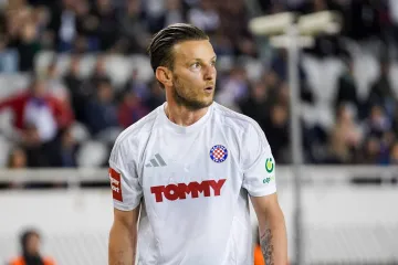 Rakitić poklonio dres vrhunskom sporta&scaron;u: Pogledajte gestu koja je sve ugodno iznenadila