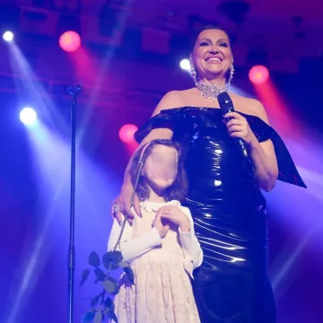Emotivna večer u Lisinskom: Malena obožavateljica izmamila osmijeh Nini Badrić na pozornici