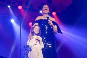 Emotivna večer u Lisinskom: Malena obožavateljica izmamila osmijeh Nini Badrić na pozornici