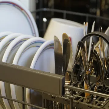 Jednostavan trik za perilicu posuđa: Va&scaron;i tanjuri ponovno će biti blistavo čisti