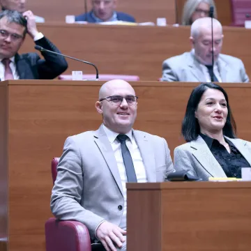 Dabrina pjesma i dalje trese Sabor: 'On ovo dru&scaron;tvo sve dublje zakopava u crnilo'