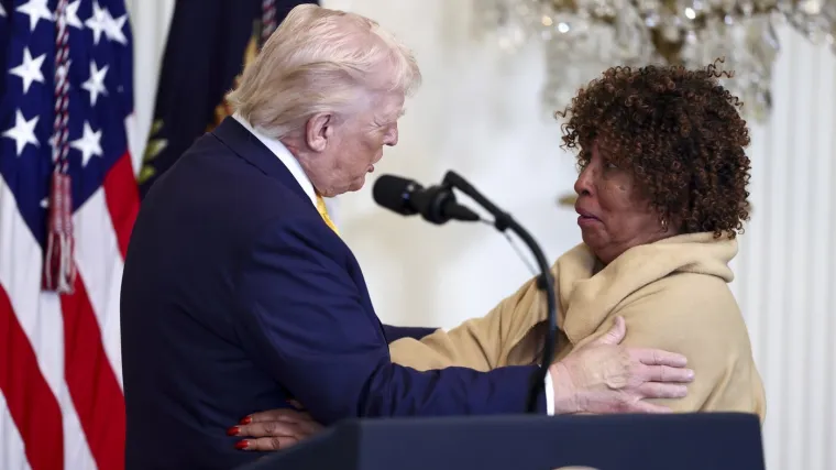 Napudrana ruka Donalda Trumpa otvorila nova pitanja, iz Bijele kuće stiglo apsurdno obja&scaron;njenje