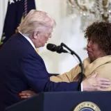 Napudrana ruka Donalda Trumpa otvorila nova pitanja, iz Bijele kuće stiglo apsurdno obja&scaron;njenje