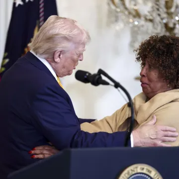 Napudrana ruka Donalda Trumpa otvorila nova pitanja, iz Bijele kuće stiglo apsurdno obja&scaron;njenje