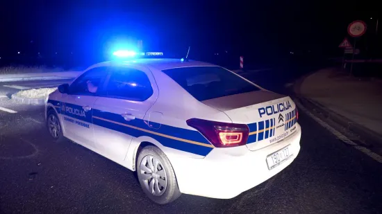 Pijani vozač (42) sletio s ceste. Autom udario u stablo, stup pa se zabio u obiteljsku kuću