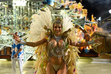 Samo za 'najhrabije'! &Scaron;areno perje prekrilo je sve osim zanosnih oblina najljep&scaron;ih Brazilki