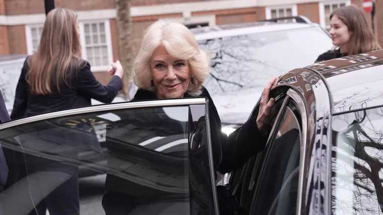 U trenutku kad je njezin &scaron;ogor uhićen, elegantna kraljica Camilla primila buket cvijeća