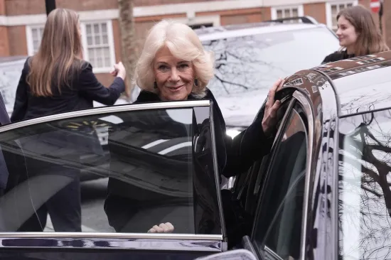 U trenutku kad je njezin &scaron;ogor uhićen, elegantna kraljica Camilla primila buket cvijeća