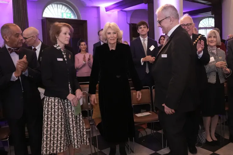 U trenutku kad je njezin &scaron;ogor uhićen, elegantna kraljica Camilla primila buket cvijeća