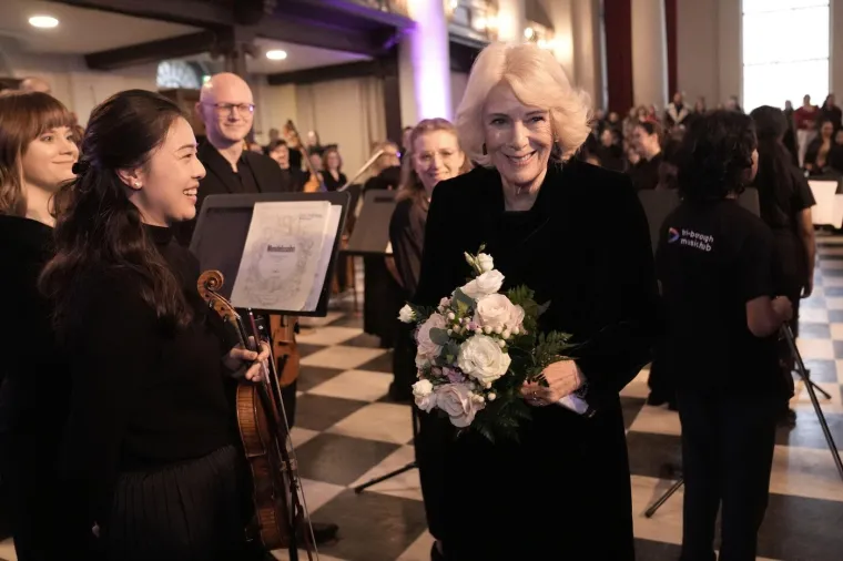 U trenutku kad je njezin &scaron;ogor uhićen, elegantna kraljica Camilla primila buket cvijeća