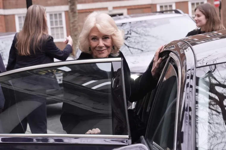 Biv&scaron;i princ Andrew pu&scaron;ten iz policijske stanice, mediji ga čekaju ispred kuće