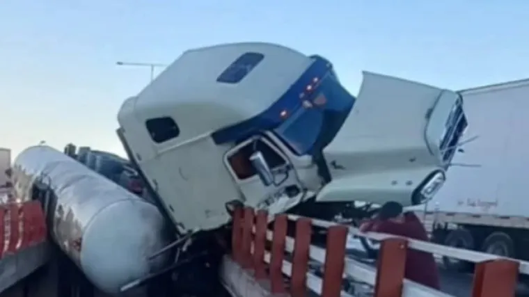 Kamion probio ogradu, odjeknula eksplozija: Najmanje troje poginulih, ima i ozlijeđenih