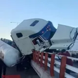 Kamion probio ogradu, odjeknula eksplozija: Najmanje troje poginulih, ima i ozlijeđenih