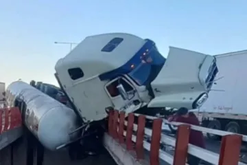 Kamion probio ogradu, odjeknula eksplozija: Najmanje troje poginulih, ima i ozlijeđenih