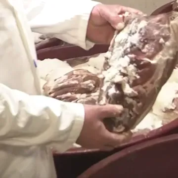 Hoće li poskupjeti &scaron;unka za Uskrs? Slavonski proizvođač otkriva cijene i proces pripreme