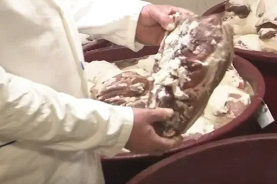 Hoće li poskupjeti &scaron;unka za Uskrs? Slavonski proizvođač otkriva cijene i proces pripreme