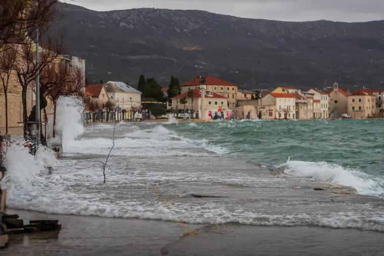 Snažno nevrijeme stiže u Dalmaciju: Rive poplavljene, a najgore tek dolazi