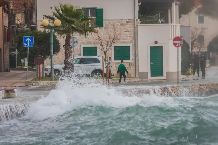 Snažno nevrijeme stiže u Dalmaciju: Rive poplavljene, a najgore tek dolazi