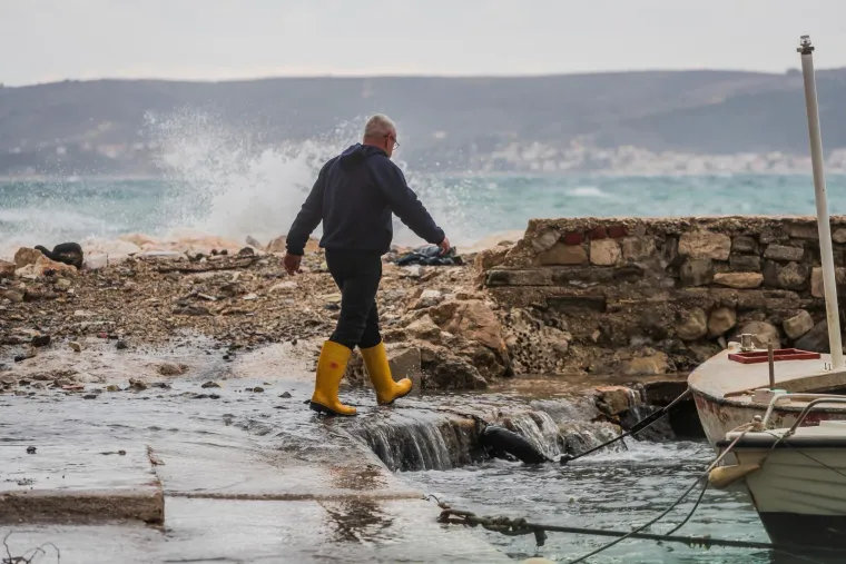 Snažno nevrijeme stiže u Dalmaciju: Rive poplavljene, a najgore tek dolazi