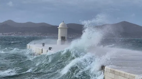 Snažno nevrijeme stiže u Dalmaciju: Rive poplavljene, a najgore tek dolazi
