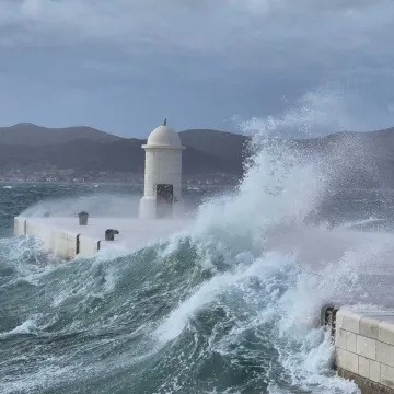Snažno nevrijeme pogodilo Dalmaciju: Rive poplavljene, a najgore tek dolazi