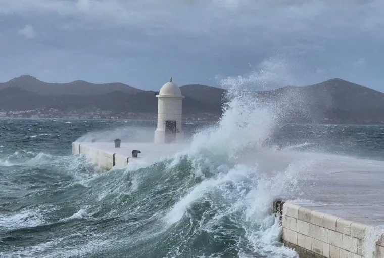 Snažno nevrijeme stiže u Dalmaciju: Rive poplavljene, a najgore tek dolazi