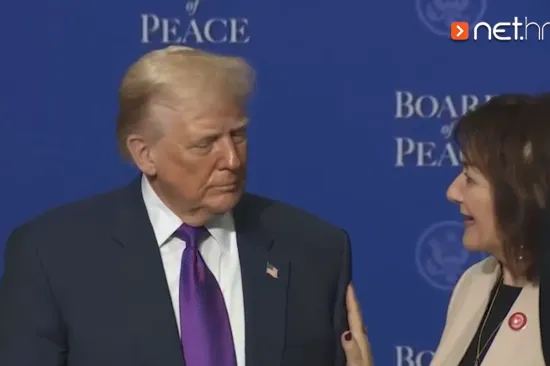 &Scaron;uica nježno dotaknula Trumpa po ruci dok je u pozadini 'udarao' veliki disko hit