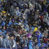 Dok je Dinamo igrao ključnu utakmicu, jedan navijač privukao pažnju na ki&scaron;nom Maksimiru