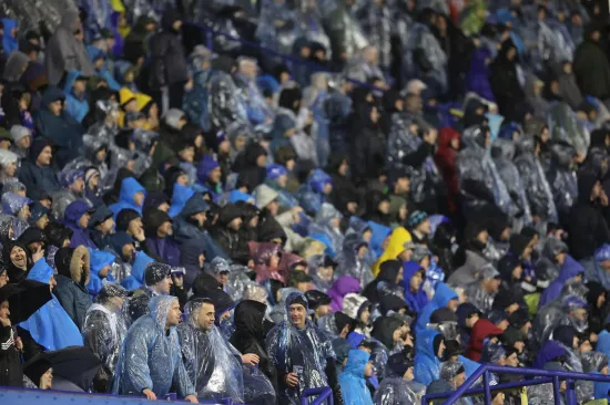 Dok je Dinamo igrao ključnu utakmicu, jedan navijač privukao pažnju na ki&scaron;nom Maksimiru